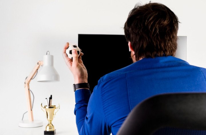 Online bettor plays with small ball while watching monitor